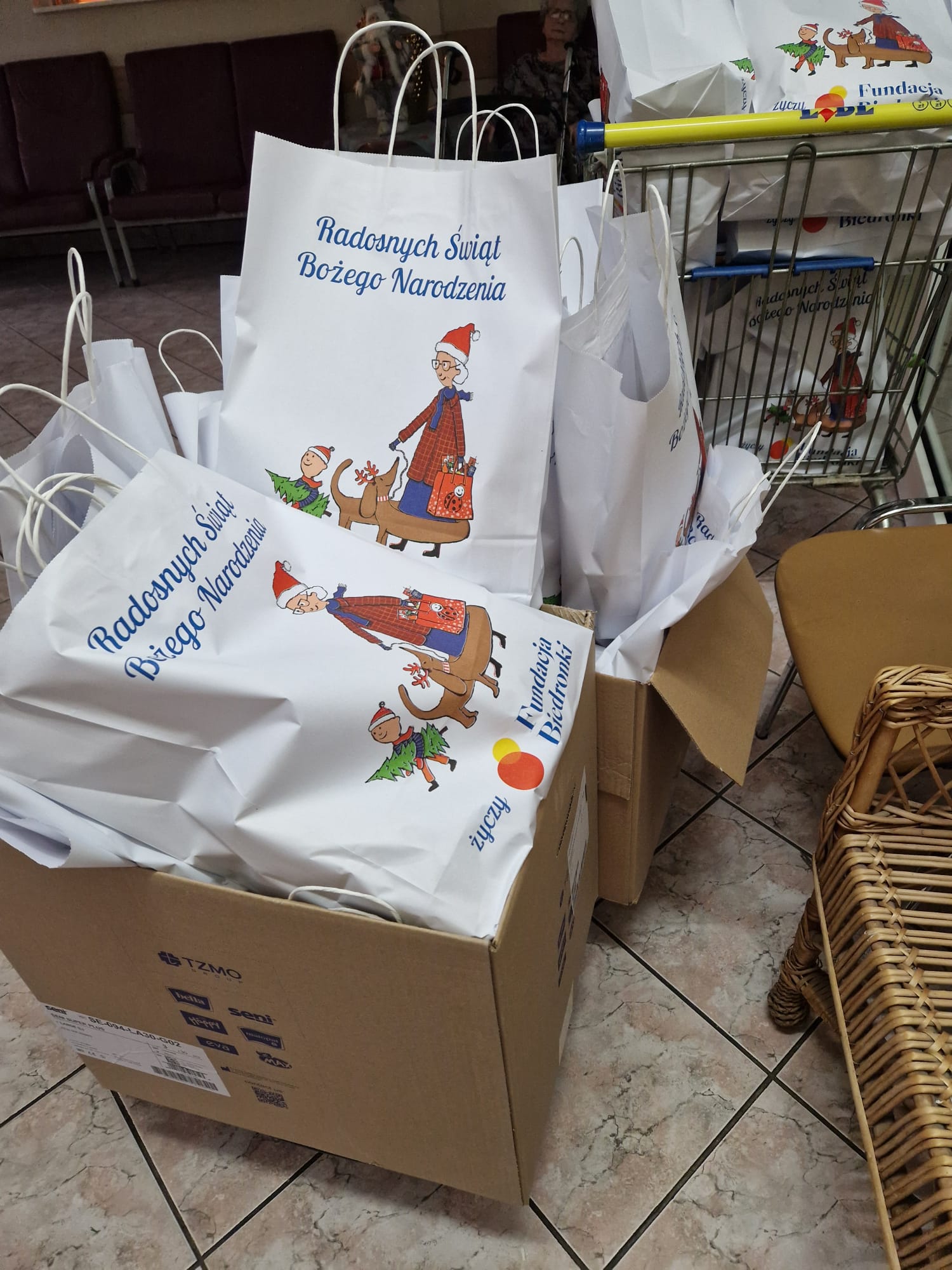 You are currently viewing Podopieczni Hospicjum, DPS „Dom Kombatanta” oraz Dom Opieki Caritas w Charsznicy otrzymali paczki świąteczne